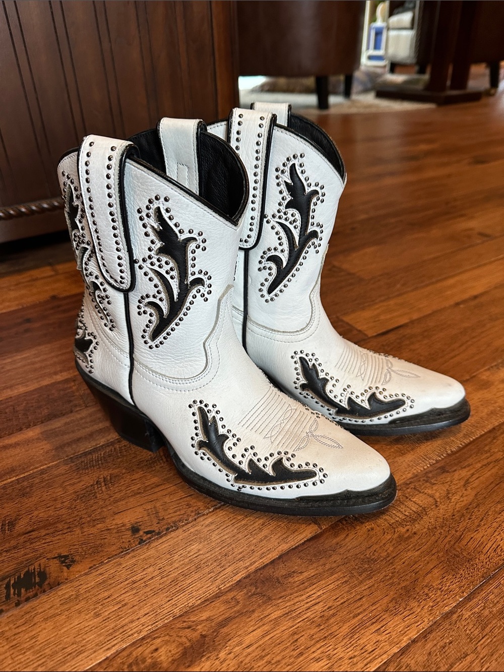 Idyllwind Women’s White and Black Embellished Western Boots 7